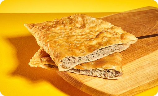 Przekrojony czeburek z mięsem na drewnianej desce