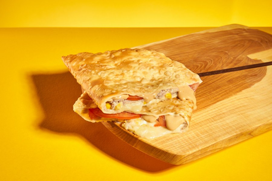 Czeburek z serem, pomidorem i sosem na drewnianej desce